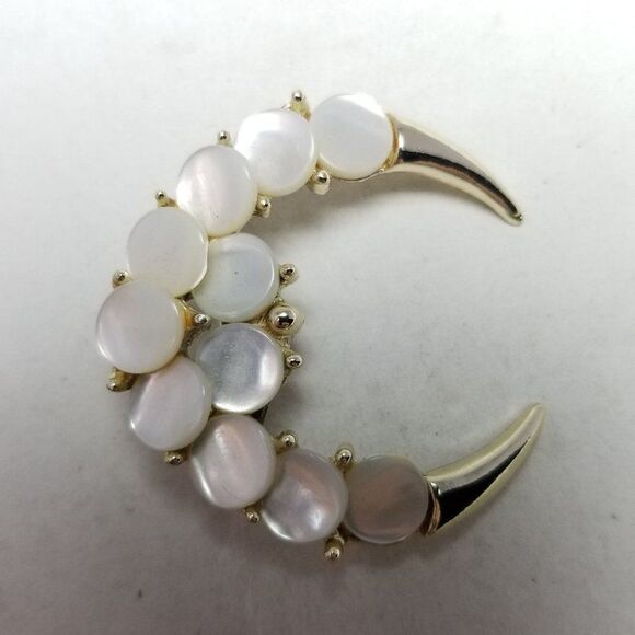 Vintage Crescent Moon Shape Brooch, Gold Tone White Disc Detail Lapel Pin - Picture 6 of 6